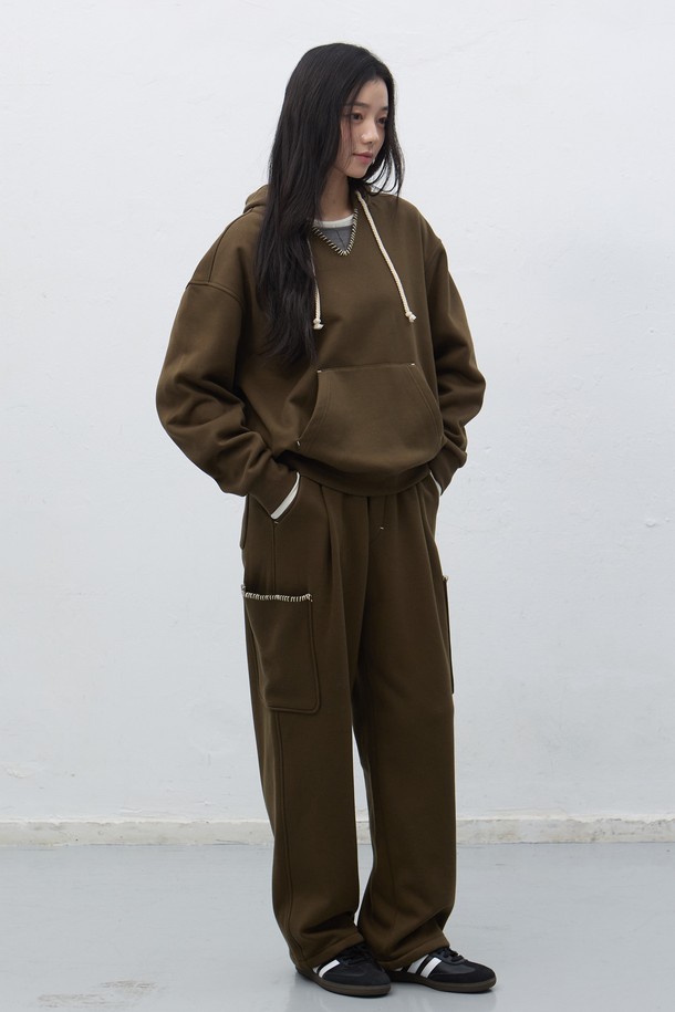 **[25FW] UNISEX 스티치 카고 스웻팬츠 [3COL]**는 가을, 겨울 시즌에 어울리는 유니섹스 카고 스웻팬츠입니다. 부드러운 면 소재로 제작되어 편안한 착용감을 선사하며, 루즈핏으로 캐주얼하고 스트릿한 스타일을 연출합니다. 블랙, 카키, 그레이 3가지 색상으로 출시되었으며, 긴 기장과 두꺼운 두께감으로 보온성을 높였습니다. 밴딩 처리된 허리와 카고 포켓, 스티치 디테일이 돋보이는 디자인으로, 캠핑룩이나 집콕룩 등 다양한 TPO에 활용 가능합니다. 캐주얼, 스트리트, 미니멀 스타일을 즐겨 입는 분들께 추천합니다.
