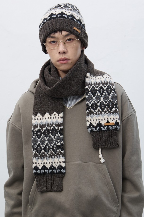 **[25FW] UNISEX 노르딕 비니 [3COL]**는 가을, 겨울 시즌에 어울리는 유니섹스 비니입니다. 울과 아크릴 혼방 소재로 제작되어 부드러운 촉감과 뛰어난 보온성을 자랑합니다. 깊은 모자 깊이와 두꺼운 두께, 노르딕 패턴 디자인이 특징이며, 네이비와 그레이 두 가지 색상으로 출시되었습니다. 출근룩과 연말 모임룩에 클래식, 캐주얼, 미니멀 스타일로 포인트를 더할 수 있습니다.
