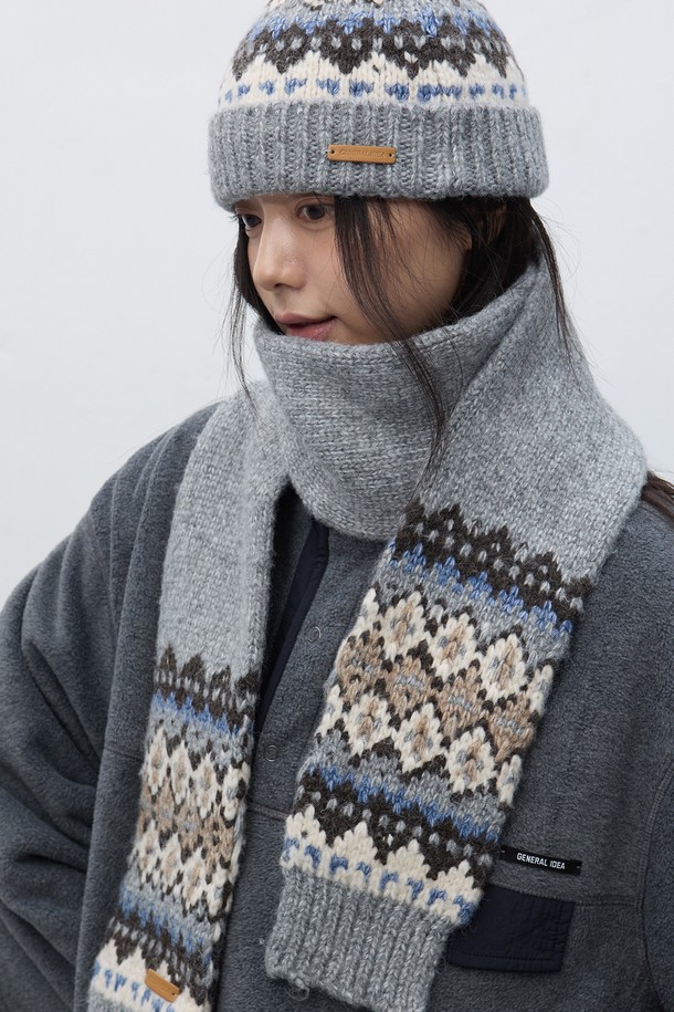 **[25FW] UNISEX 노르딕 비니 [3COL] / SBE4U91012**는 부드러운 울과 아크릴 혼방 소재로 제작되어 가을, 겨울철 따뜻하게 착용할 수 있는 깊이 있는 비니입니다. 유니섹스 디자인으로 남녀 모두 착용 가능하며, 그레이, 화이트, 블랙 3가지 기본 컬러로 출시되어 다양한 스타일과 매치하기 좋습니다. 노르딕 패턴이 디자인되어 캐주얼, 클래식, 미니멀 스타일 모두 소화 가능하며, 특히 출근룩에 포인트를 더할 수 있습니다. 두꺼운 두께감으로 방한 기능까지 갖춘 겨울용 비니입니다.
