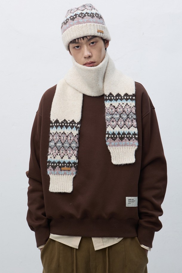 [25FW] UNISEX 노르딕 비니 [3COL]는 울과 아크릴 혼방 소재로 제작되어 부드러운 촉감을 자랑하며, 가을과 겨울철 따뜻하게 착용할 수 있는 방한용 비니입니다. 깊은 모자 깊이와 두꺼운 두께로 보온성을 높였으며, 노르딕 패턴과 니트, 폼폼 장식이 더해져 캐주얼, 클래식, 미니멀 스타일 모두 소화 가능한 디자인입니다. 베이지, 그레이, 브라운 세 가지 색상으로 출시되어 다양한 겨울 의상에 매치하기 용이합니다. 남녀 공용으로 제작되어 유행 없이 오랫동안 착용할 수 있으며 데일리룩에 포인트를 더해줍니다.
