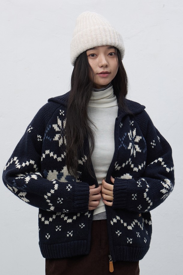 [25FW] UNISEX 하찌 니트 비니 [4COL]는 깊은 모자 깊이와 부드러운 촉감의 니트 소재 비니입니다. 아이보리 색상으로, 가을과 겨울에 따뜻하게 착용하기 좋습니다. 하찌 패턴과 골지 디테일이 돋보이며, 캐주얼, 미니멀, 클래식 스타일을 모두 아우르는 디자인입니다. 유니섹스 제품으로, 남녀 모두 편안하게 즐길 수 있습니다. 두꺼운 두께감으로 보온성을 높였습니다.
