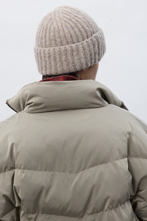 [25FW] UNISEX 하찌 니트 비니는 가을, 겨울 시즌에 착용하기 좋은 유니섹스 비니입니다. 부드러운 촉감의 니트 소재로 제작되었으며, 깊은 모자 깊이와 두꺼운 두께감으로 따뜻하게 착용할 수 있습니다. 베이지 컬러의 하찌 니트 패턴이 돋보이며, 캐주얼, 미니멀, 클래식 스타일의 산책룩에 잘 어울립니다. 데일리 아이템으로 활용하기 좋은 디자인입니다.
