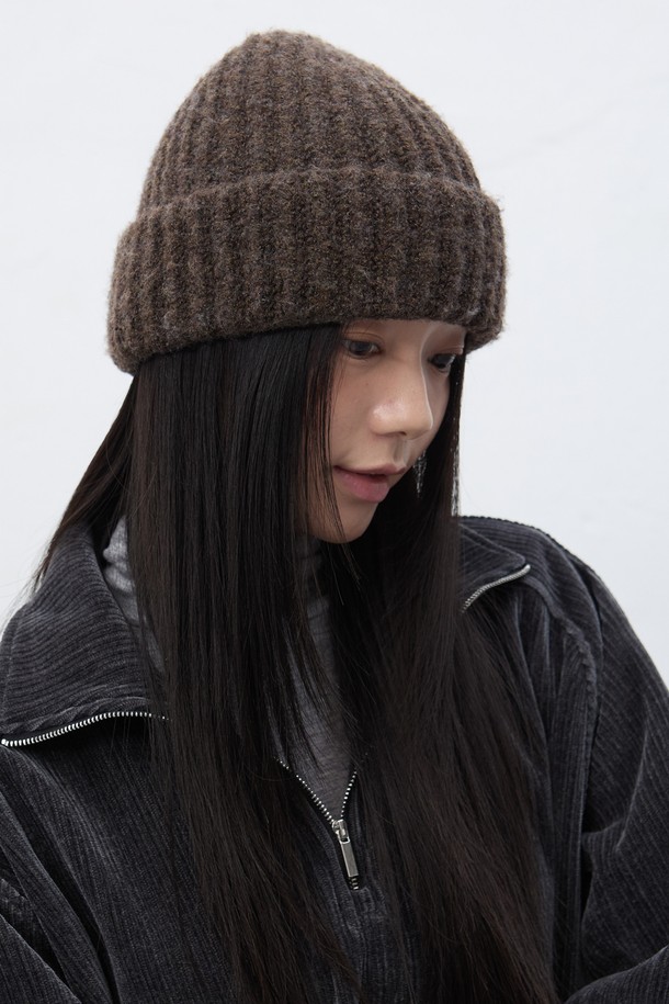 따뜻하고 포근한 [25FW] 유니섹스 하찌 니트 비니입니다. 부드러운 니트 소재로 제작되어 뛰어난 착용감을 선사하며, 깊은 모자 깊이로 안정감 있는 핏을 제공합니다. 가을, 겨울 시즌에 어울리는 두꺼운 두께감으로 보온성을 높였으며, 하찌 패턴이 은은한 포인트를 더합니다. 브라운 컬러는 어떤 의상에도 잘 어울려 출근룩, 연말 모임룩 등 다양한 TPO에 활용 가능하며, 캐주얼, 클래식, 미니멀 스타일 모두 소화 가능합니다.
