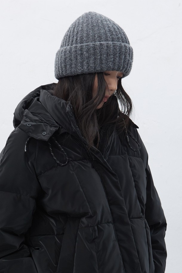 [25FW] UNISEX 하찌 니트 비니는 가을, 겨울 시즌에 어울리는 유니섹스 비니입니다. 부드러운 니트 소재로 제작되어 깊은 깊이감과 뛰어난 보온성을 제공하며 일상 및 출근룩, 여행룩에 활용하기 좋습니다. 미니멀, 캐주얼, 클래식 스타일을 모두 아우르는 디자인으로, 하찌 패턴의 은은한 멋스러움을 더했습니다. 그레이 컬러로 다양한 의상에 매치하기 용이하며, 폭넓은 연령층에서 착용하기 좋습니다.
