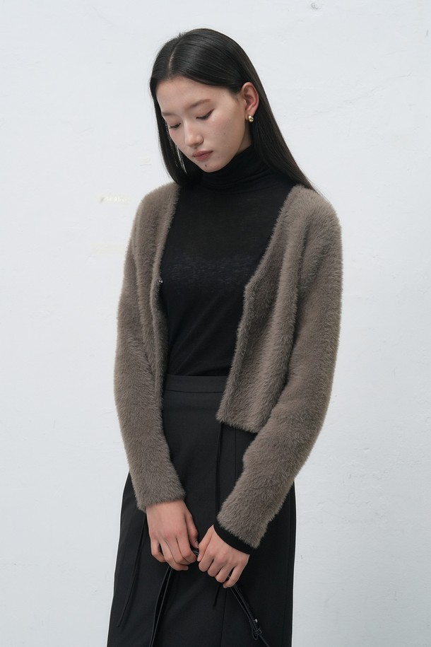 [25FW] 우먼 헤어리 크롭 가디건은 부드러운 울 소재로 제작되어 포근한 착용감을 선사합니다. 민트, 브라운, 블랙 3가지 색상으로 출시되어, 캐주얼하고 미니멀한 스타일을 연출하기 좋습니다. 브이넥 라인과 긴 소매, 헤어리 텍스처가 특징이며, 크롭 기장으로 트렌디함을 더했습니다. 두꺼운 두께감으로 가을, 겨울철 출근룩에 따뜻하게 활용할 수 있는 베이직 가디건입니다. 루즈핏으로 편안하게 착용 가능합니다.
