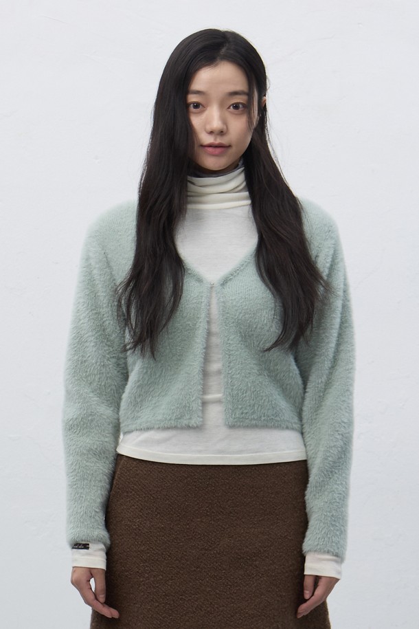 [25FW] WOMAN 헤어리 크롭 가디건 [3COL]는 여성용 가디건으로, 캐주얼하고 미니멀한 스타일을 연출합니다. 부드러운 헤어리 텍스처와 루즈핏으로 편안한 착용감을 선사하며, 가을과 겨울에 따뜻하게 입을 수 있습니다. 크롭 기장과 라운드넥 디자인이 특징이며, 민트, 브라운 등 세 가지 다채로운 컬러로 출시되었습니다. 집콕룩으로 활용하기 좋으며, 일상생활에서 폭넓게 활용할 수 있습니다.
