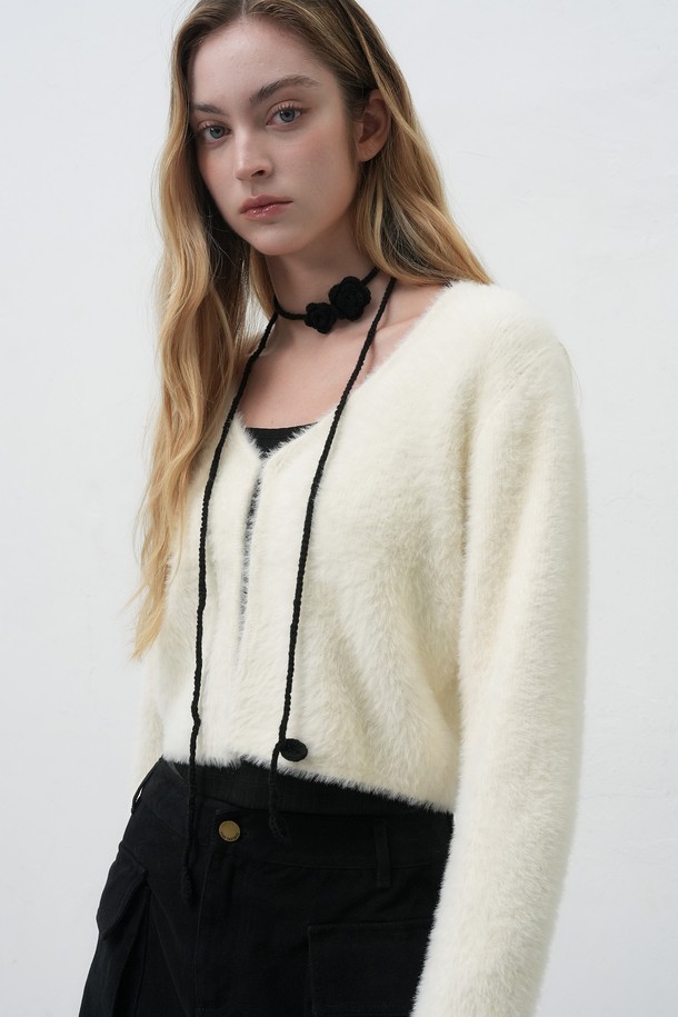 [25FW] WOMAN 헤어리 크롭 가디건 [3COL] / WBE4L04555는 부드러운 울 소재로 제작된 여성용 가디건입니다. 아이보리 컬러의 무지 디자인으로, 캐주얼, 미니멀, 클래식 스타일을 연출하기 좋습니다. 가을, 겨울 시즌에 어울리는 두꺼운 두께감과 긴 소매 기장이 특징이며, 브이넥 라인과 레귤러 핏으로 편안하게 착용할 수 있습니다. 헤어리 텍스처가 돋보이는 크롭 기장의 가디건으로, 데이트룩이나 모임룩에 활용하기 좋습니다. 버튼 여밈 방식으로 간편하게 스타일링할 수 있습니다.
