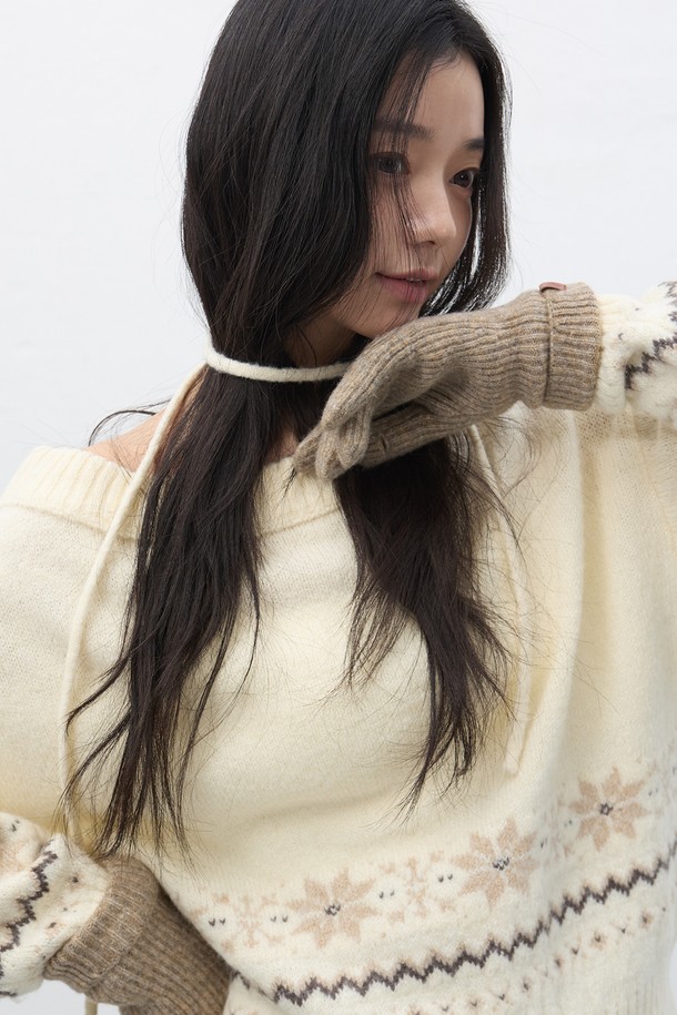 [25FW] UNISEX 리브드 니트 글러브는 가을, 겨울 시즌에 따뜻하게 착용할 수 있는 유니섹스 장갑입니다. 부드러운 촉감의 니트 소재로 제작되었으며, 리브드 패턴으로 디자인되어 미니멀, 클래식, 캐주얼 스타일 모두에 잘 어울립니다. 베이지, 화이트, 크림 3가지 컬러로 출시되어 다양한 스타일에 매치하기 좋습니다. 두꺼운 두께감으로 보온성을 높여 추운 날씨에도 따뜻함을 유지해 줍니다. 일상생활에서 데일리하게 활용하기 좋은 니트 글러브입니다.
