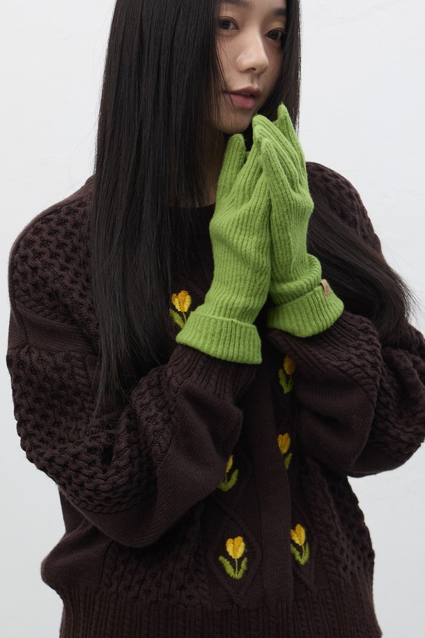 **[25FW] UNISEX 리브드 니트 글로브**는 가을과 겨울, 일상과 출근룩, 모임룩에 모두 잘 어울리는 유니섹스 장갑입니다. 부드러운 촉감의 니트 소재로 제작되었으며, 보온성을 높여 추운 날씨에도 따뜻하게 착용할 수 있습니다. 클래식, 미니멀, 캐주얼 스타일 모두 소화 가능하며, 리브드 디테일이 은은한 포인트를 더합니다. 블랙과 그린, 두 가지 색상으로 출시되어 취향에 맞게 선택할 수 있습니다.
