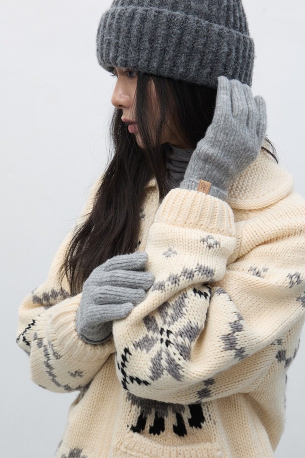 [25FW] UNISEX (유니섹스) 리브드 니트 글로브는 가을, 겨울 시즌에 착용하기 좋은 장갑입니다. 부드러운 니트 소재로 제작되었으며, 보온성을 위한 두꺼운 두께감과 골지(리브드) 디테일이 특징입니다. 클래식, 미니멀, 캐주얼 스타일 모두 소화 가능하며, 출근룩에도 잘 어울립니다. 남녀 모두 착용할 수 있는 유니섹스 디자인으로 그레이 컬러로 출시되었습니다.
