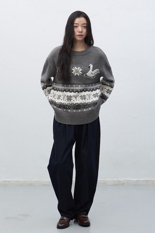 [25FW] WOMAN 스완 노르딕 니트 풀오버는 포근한 울 소재로 제작되어 가을과 겨울에 따뜻하게 착용할 수 있는 여성용 니트입니다. 라운드넥 디자인에 긴 소매 기장으로, 캐주얼한 스타일을 연출하기 좋습니다. 두꺼운 두께감과 부드러운 촉감은 편안한 착용감을 선사하며, 레귤러 핏으로 제작되었습니다. 스완 패턴과 스노우플레이크 무늬가 돋보이는 풀오버 스타일의 니트로, 그레이, 화이트 2가지 색상으로 만나보실 수 있습니다.
