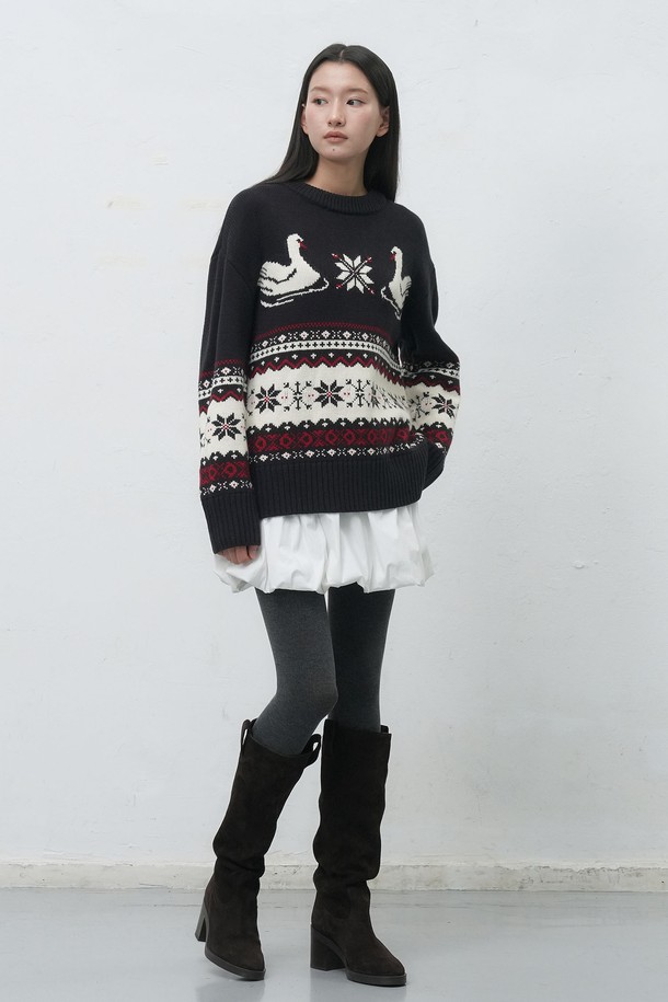 [25FW] WOMAN 스완 노르딕 니트 풀오버는 포근한 울 소재로 제작되어 가을과 겨울에 따뜻하게 입을 수 있는 여성용 니트입니다. 라운드넥과 긴소매, 레귤러핏 디자인으로 편안한 착용감을 선사하며, 캐주얼한 무드를 연출합니다. 스완 패턴과 두꺼운 두께감으로 포근함을 더하고, 부드러운 촉감이 특징입니다. 데이트룩, 모임룩 등 다양한 TPO에 활용 가능하며, 캐주얼, 클래식, 미니멀 스타일을 즐겨 입는 분들께 추천합니다. 블랙, 핑크 두 가지 색상으로 만나보세요.
