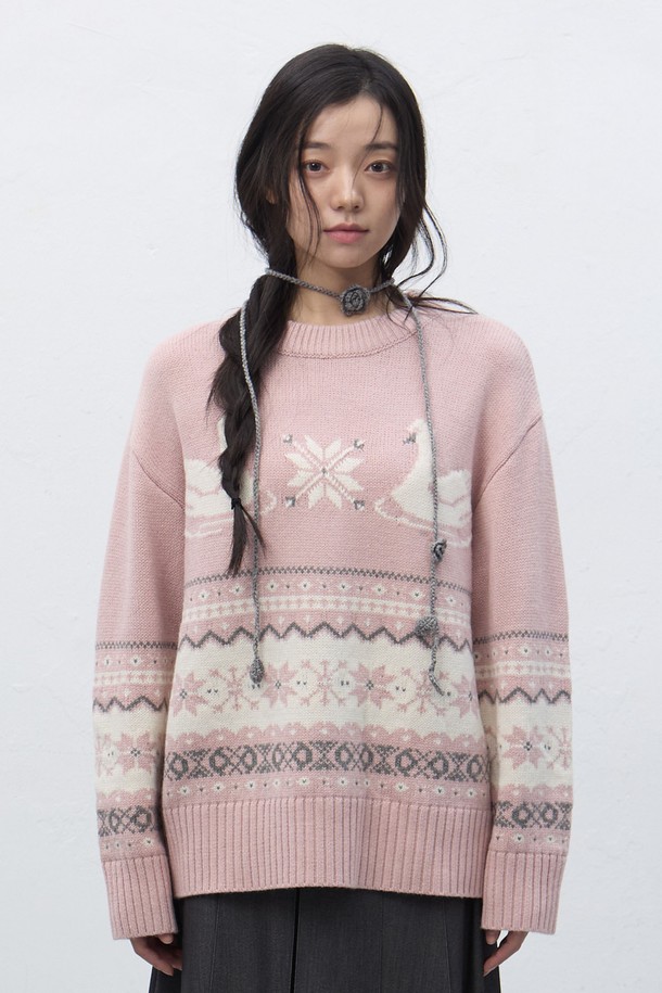 [25FW] WOMAN 스완 노르딕 니트 풀오버는 여성용 상의 니트/스웨터입니다. 겨울, 가을 시즌에 어울리는 두꺼운 두께감과 부드러운 촉감이 특징이며, 일상, 데이트룩, 모임룩에 모두 활용 가능합니다. 레귤러핏의 하프넥 디자인으로 캐주얼, 클래식, 미니멀 스타일을 모두 소화할 수 있으며, 핑크 컬러와 스노우플레이크 노르딕 패턴이 사랑스러운 분위기를 연출합니다. 울 소재의 긴소매 레귤러 기장 풀오버로, 포근하고 따뜻하게 착용할 수 있습니다.
