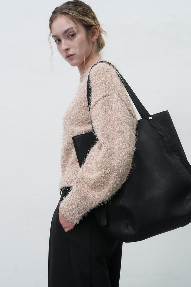 세련된 스타일을 완성할 [25FW] WOMAN 스웨이드 바스켓 숄더백입니다. 부드러운 스웨이드 소재와 사각 형태의 바스켓 디자인이 돋보이며, 오픈형 잠금 방식으로 편리함을 더했습니다. 미디엄 사이즈로 데이트룩, 모임룩 등 다양한 TPO에 활용 가능하며, 클래식, 미니멀, 시크 스타일을 연출하기 좋습니다. 컬러는 블랙 한 가지로 출시되었습니다.
