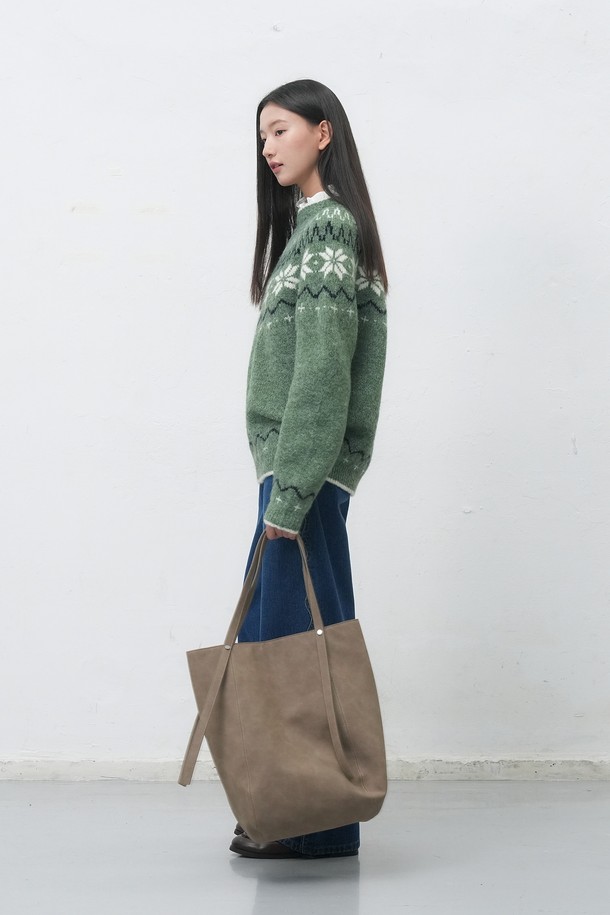 **[25FW] WOMAN 스웨이드 바스켓 숄더백 [2COL] / WBE4L92517**

가을, 겨울 시즌에 어울리는 여성용 스웨이드 바스켓 숄더백입니다. 미니멀하고 클래식한 디자인으로 다양한 스타일 연출에 활용하기 좋습니다. 부드러운 스웨이드 소재와 무지 패턴이 특징이며, 숄더백 형태로 제작되어 일상생활에서 편리하게 사용할 수 있습니다.
