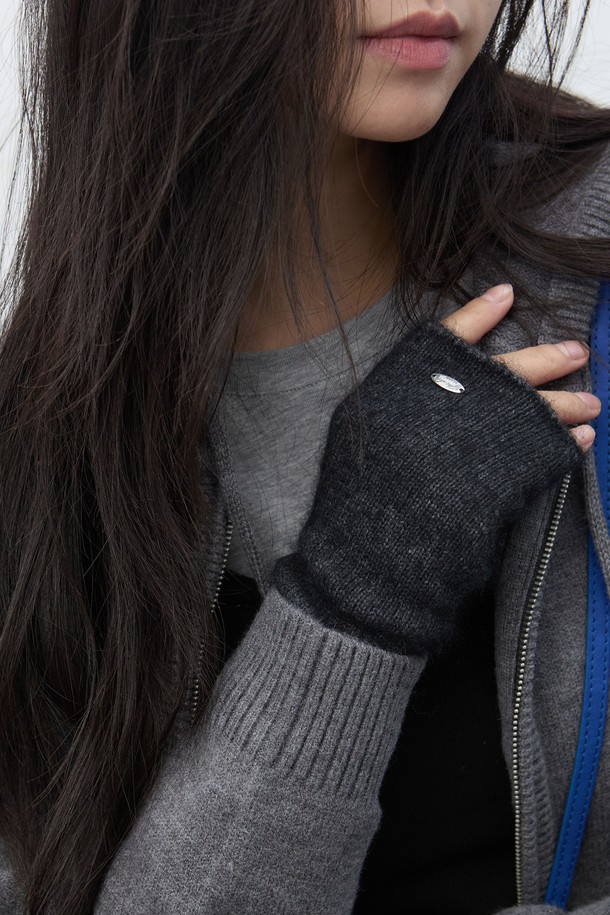 [25FW] 우먼 울 블렌드 니트 핸드 워머는 가을, 겨울철 여성 출근룩에 클래식, 미니멀, 캐주얼 스타일을 더해줄 핸드 워머입니다. 울 블렌드 소재로 제작되어 부드러운 촉감과 두꺼운 두께로 뛰어난 보온성을 제공합니다. 무지 디자인에 그레이 색상으로 어떤 의상에도 잘 어울리며, 다양한 스타일링을 연출할 수 있습니다. 데일리 아이템으로 활용하기 좋으며, 손을 따뜻하게 유지해주는 실용적인 아이템입니다.
