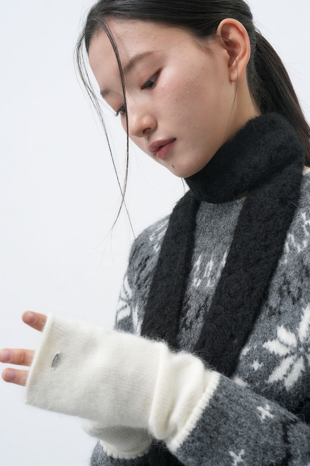 [25FW] WOMAN 울 블렌드 니트 핸드 워머 [4COL] / WBE4L93528은 부드러운 촉감과 두꺼운 두께로 따뜻함을 선사하는 여성용 핸드 워머입니다. 울 소재를 사용하여 보온성을 높였으며, 무지 디자인으로 미니멀, 클래식, 캐주얼 스타일 모두 소화 가능합니다. 손가락이 오픈되어 있어 활동성을 높였으며, 가을과 겨울철 산책룩이나 집콕룩에 활용하기 좋습니다. 화이트 컬러로 다양한 의상에 매치하기 용이합니다.
