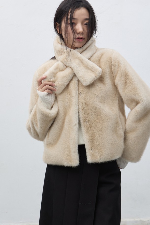 **[25FW] WOMAN 노카라 머플러 페이크 퍼 재킷 [2COL] / WBE4L07536**

우아하고 클래식한 무드의 여성 노카라 페이크 퍼 재킷입니다. 부드러운 촉감의 두꺼운 페이크 퍼 소재로 제작되어 가을과 겨울 시즌에 따뜻하게 착용할 수 있습니다. 레귤러핏으로 편안하게 착용 가능하며, 오픈 스타일의 여밈과 머플러 디테일이 특징입니다. 베이지와 브라운 두 가지 컬러로 출시되어 데이트룩, 모임룩, 연말 모임룩 등 다양한 TPO에 활용 가능합니다. 미니멀하면서도 세련된 스타일을 연출하기 좋습니다.
