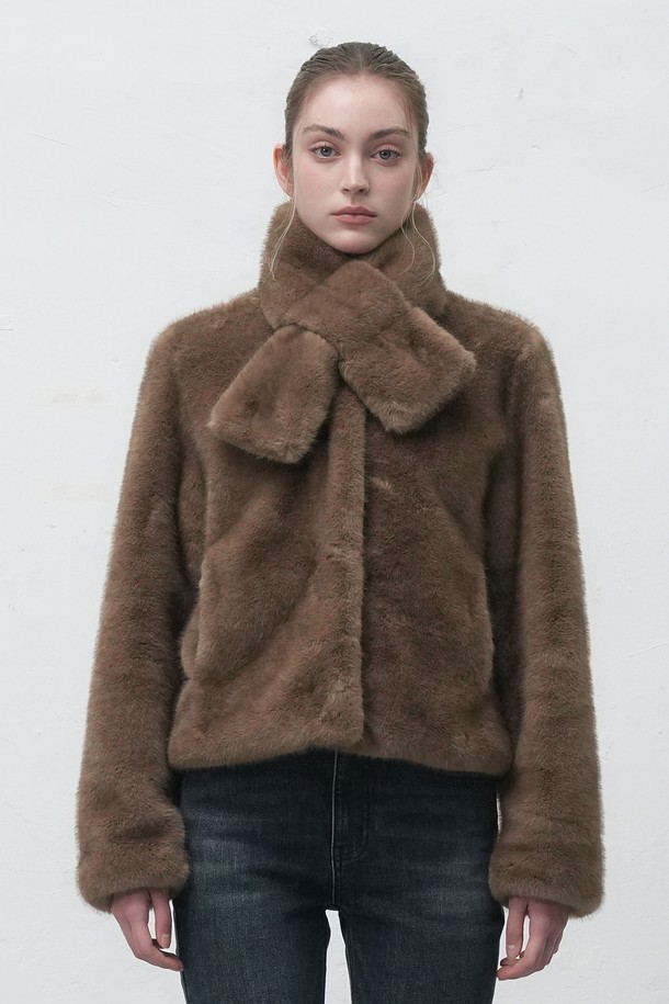 [25FW] WOMAN 노카라 머플러 페이크 퍼 재킷 [2COL]은 부드러운 촉감의 페이크 퍼 소재로 제작되어 가을, 겨울 시즌 따뜻하게 착용할 수 있는 여성용 자켓입니다. 캐주얼하고 베이직한 스타일의 무지 디자인으로, 다양한 룩에 활용하기 좋습니다. 노카라 디자인과 머플러 디테일이 더해져 포근한 느낌을 주며, 레귤러 핏으로 편안하게 착용 가능합니다. 긴 소매 기장과 두꺼운 두께감으로 보온성을 높였으며, 오픈 방식으로 간편하게 입고 벗을 수 있습니다. 브라운 컬러로 포근하고 세련된 분위기를 연출합니다.
