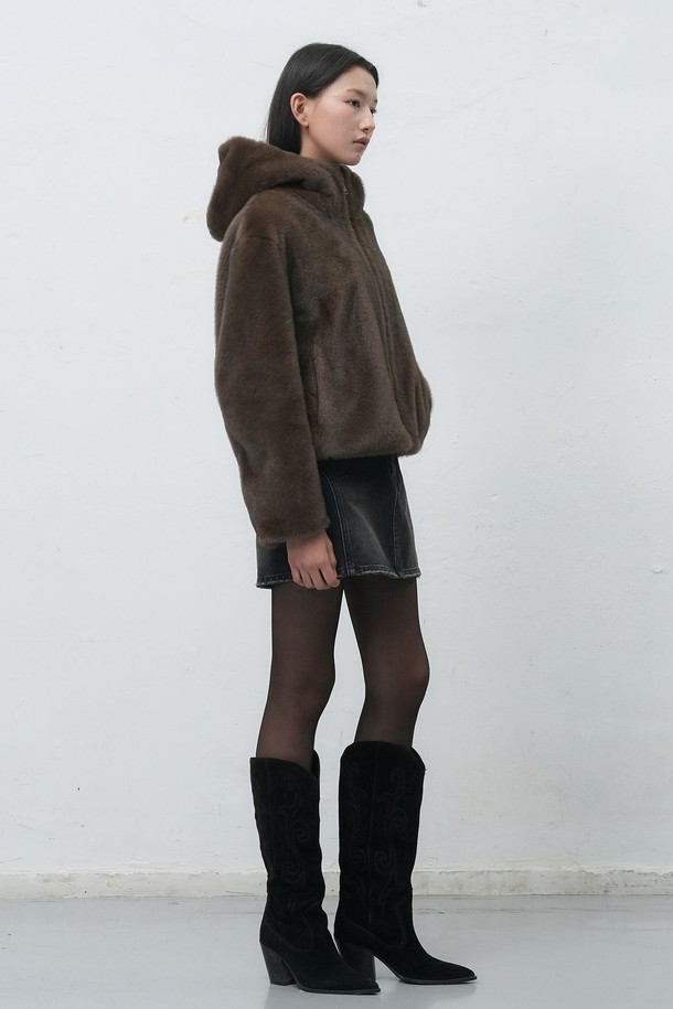 따뜻하고 포근한 [25FW] WOMAN 하이넥 페이크 퍼 후드 집업입니다. 부드러운 촉감의 페이크 퍼 소재로 제작되어 겨울철에도 따뜻하게 착용할 수 있습니다. 캐주얼한 무드의 오버핏 디자인에 하이넥과 후드가 더해져 보온성을 높였습니다. 무지 디자인으로 다양한 스타일 연출이 용이하며, 브라운 컬러로 포근한 분위기를 더했습니다. 크롭 기장과 긴 소매로 트렌디한 스타일을 완성해보세요.
