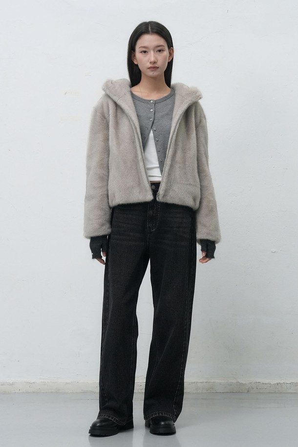 **[25FW] WOMAN 하이넥 페이크 퍼 후드 집업 [2COL] / WBE4L07538**

부드러운 촉감의 페이크 퍼 소재로 제작된 여성용 하이넥 후드 집업입니다. 브라운과 베이지 두 가지 색상으로 출시되어 다양한 스타일 연출이 가능합니다. 캐주얼한 무드의 무지 디자인으로, 가을과 겨울에 따뜻하게 착용할 수 있습니다. 레귤러핏 크롭 기장으로 편안함과 스타일리시함을 동시에 만족시킵니다. 긴 소매와 두꺼운 두께감으로 보온성을 높였습니다.
