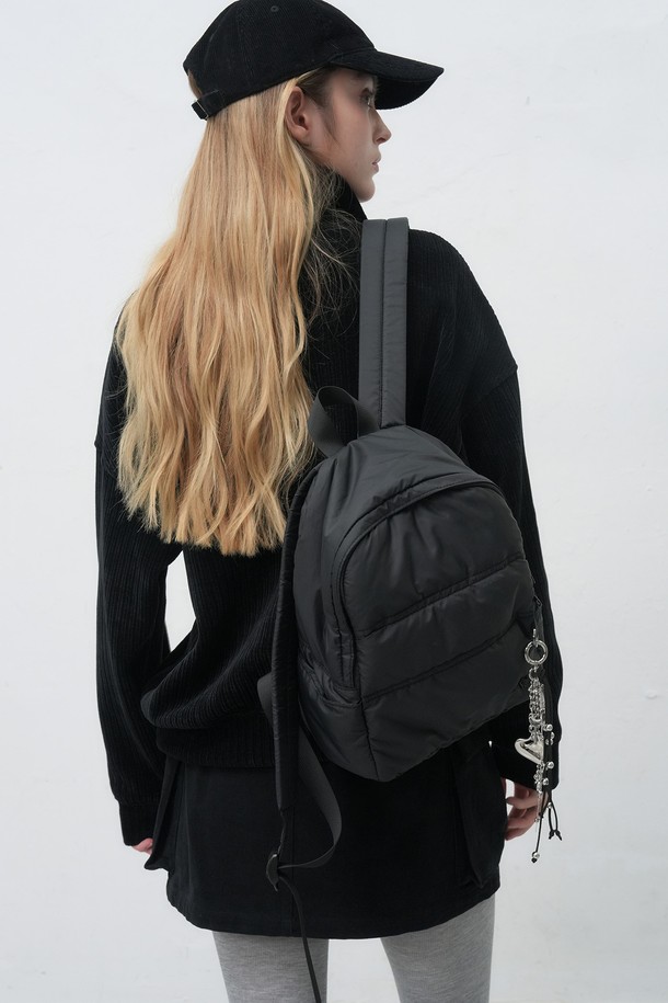 25FW WOMAN 패디드 미니 백팩 [2COL] / WBE4L92514는 여성들을 위한 미니 사이즈 백팩입니다. 나일론 소재의 무지 디자인으로, 패딩 디테일이 돋보이는 사각 형태의 백팩입니다. 블랙 색상으로 출시되었으며, 지퍼형 잠금 방식으로 내용물을 안전하게 보관할 수 있습니다. 미니멀, 캐주얼, 시크 스타일을 추구하는 분들께 추천하며, 출근룩에도 잘 어울립니다. 일상생활에서 간편하게 사용할 수 있는 실용적인 가방입니다.
