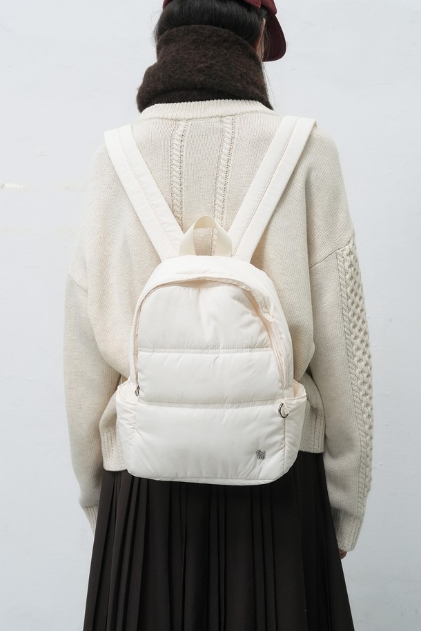 [25FW] WOMAN 패디드 미니 백팩 [2COL]는 여성용 미니 백팩입니다. 나일론과 폴리에스테르 소재로 제작되었으며, 숄더 스트랩과 지퍼형 잠금 방식으로 편의성을 높였습니다. 넉넉한 수납 공간과 패딩 디자인으로 캐주얼하고 미니멀한 스타일을 연출할 수 있습니다. 무지 디자인에 사각 모양으로 제작되어 데일리 백으로 활용하기 좋습니다. 일상생활에서 가볍게 멜 수 있는 실용적인 백팩입니다.