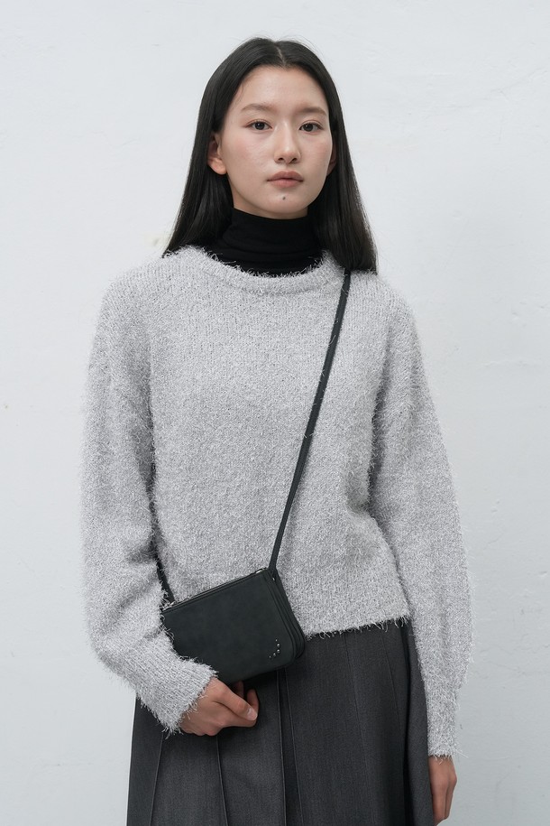 [25FW] WOMAN 아코디언 크로스 백 [3COL] / WBE4L92524는 여성용 크로스백입니다. 미니멀한 스타일과 클래식한 무드를 선호하는 분들께 적합하며, 블랙, 핑크, 블루 3가지 색상으로 제공됩니다. 아코디언 디자인이 특징이며, 무지 패턴의 사각 가방 형태로 제작되었습니다. 일상생활에서 활용하기 좋은 실용적인 아이템입니다.