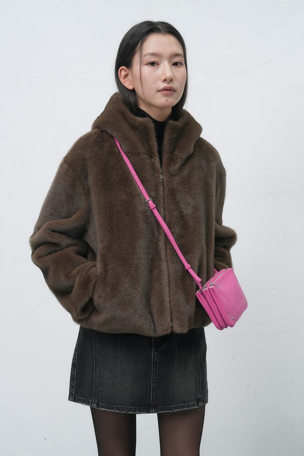 세련된 디자인의 여성용 아코디언 크로스 백입니다. 부드러운 합성가죽 소재로 제작되었으며, 미디엄 사이즈로 실용성을 더했습니다. 무지 패턴에 스터드/찡 장식으로 포인트를 주어 캐주얼하면서도 미니멀한 스타일을 연출합니다. 블랙, 핑크, 블루 3가지 다채로운 컬러로 출시되었으며, 지퍼형 잠금 방식으로 소지품을 안전하게 보관할 수 있습니다. 일상생활에서 데일리 백으로 활용하기 좋은 아이템입니다.
