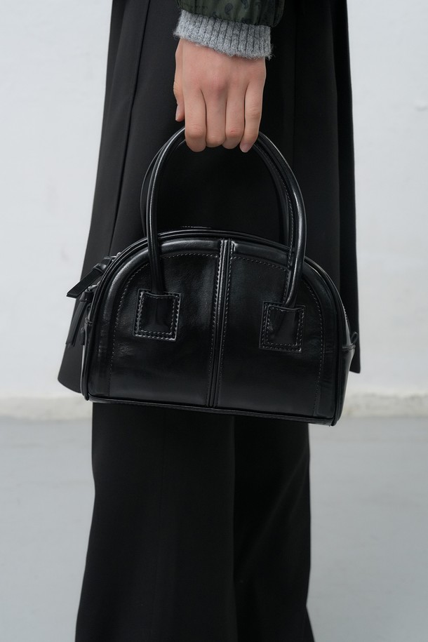 [25FW] WOMAN 라운드 미니 토트백 [2COL] / WBE4L92525는 여성용 토트백입니다. 심플하고 세련된 블랙 컬러의 미니 사이즈 가방으로, 합성가죽 소재에 라운드 디자인이 돋보입니다. 무지 패턴에 사각형 모양으로, 출근룩이나 모임룩 등 다양한 TPO에 활용 가능합니다. 지퍼형 잠금 방식으로 소지품을 안전하게 보관하며, 미니멀, 클래식, 시크 스타일을 즐기는 여성에게 추천합니다.
