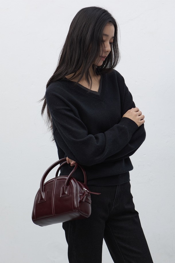 세련된 여성의 스타일을 완성해 줄 [25FW] WOMAN 라운드 미니 토트백입니다. 부드러운 합성가죽 소재로 제작되었으며, 라운드 디자인과 사각 쉐입이 조화롭게 어우러져 클래식, 미니멀, 시크한 분위기를 연출합니다. 데이트룩, 모임룩 등 다양한 TPO에 활용하기 좋으며, 미니멀한 사이즈에 지퍼형 잠금 방식으로 소지품을 안전하게 보관할 수 있습니다. 와인 컬러가 세련된 무드를 더하며, 핸들 디자인으로 실용성을 높였습니다.
