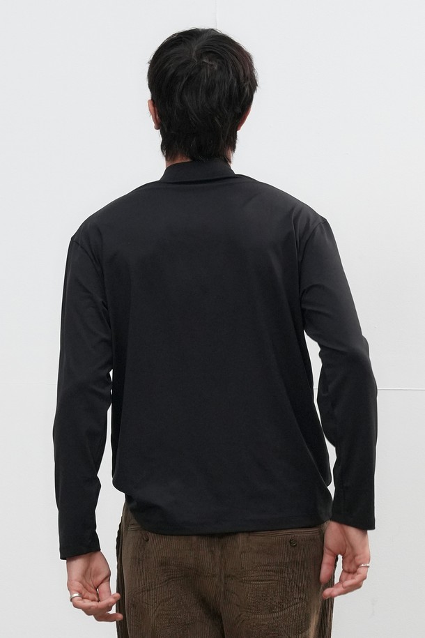 [25FW] MAN 히트젯 하프넥 티셔츠는 남성용 티셔츠로, 가을과 겨울에 따뜻하게 착용할 수 있습니다. 히트젯 기능성 원단을 사용하여 발열 및 보온 기능을 제공하며, 두꺼운 두께감으로 추운 날씨에도 든든합니다. 하프넥 디자인과 레귤러핏으로 미니멀, 클래식, 캐주얼 스타일을 연출하기 좋고, 출근룩으로도 활용 가능합니다. 블랙 컬러의 무지 디자인으로 다양한 하의와 쉽게 매치할 수 있으며, 부드러운 촉감이 특징입니다.
