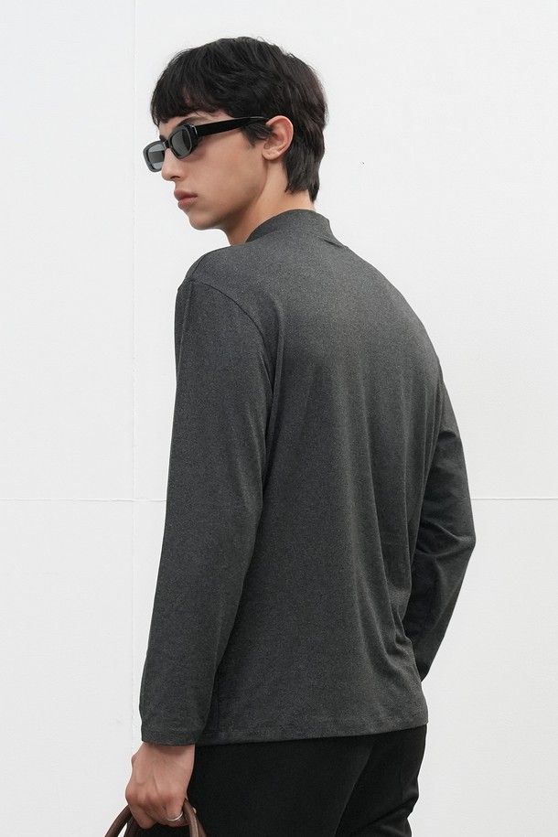 25FW MAN 히트젯 하프넥 티셔츠는 가을, 겨울 시즌에 어울리는 남성용 티셔츠입니다. 블랙, 그레이 두 가지 색상으로 출시되었으며, 베이직하고 미니멀한 스타일을 추구합니다. 하프넥 디자인에 긴소매, 레귤러핏으로 제작되었으며, 두꺼운 두께감으로 보온성을 높였습니다. 히트젯 기능성 소재를 사용하여 발열 및 보온 기능을 제공하며, 출근룩, 미니멀, 클래식, 캐주얼 스타일을 연출하기 좋습니다. 부드러운 촉감이 특징인 무지 티셔츠입니다.
