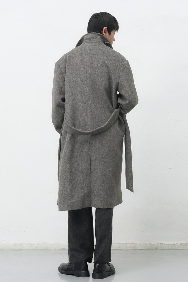 [25FW] MAN 울 블렌디드 발마칸 롱 코트 [2COL]는 미니멀하고 클래식한 분위기를 연출하는 남성용 아우터입니다. 모카 다크브라운 컬러의 롱 기장 발마칸 코트로, 울, 폴리에스테르, 아크릴 등 다양한 소재를 혼방하여 제작되었습니다. 두꺼운 두께감으로 가을, 겨울 시즌에 착용하기 좋으며, 깔끔한 실루엣과 트윌 텍스처 원단이 특징입니다. 히든 버튼 여밈 방식과 동일 원단 벨트, 사이드 로고 각인 버튼, 내부 포켓, 안감 처리로 고급스러움을 더했습니다. 출근룩, 비즈니스 캐주얼, 모임룩 등 다양한 TPO에 활용할 수 있으며, 클래식, 미니멀, 시크 스타일을 연출하기에 적합합니다.
