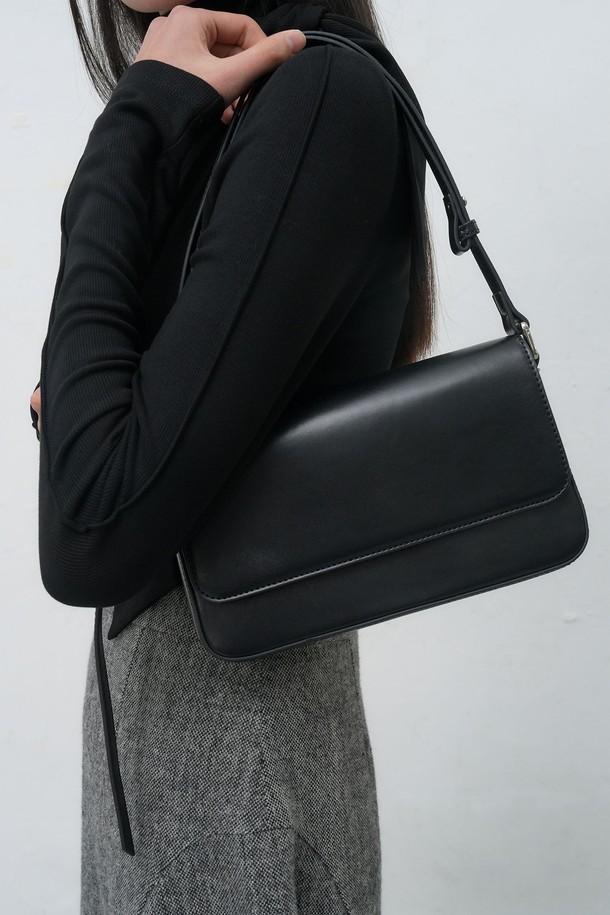 세련된 스타일을 완성하는 [25FW] WOMAN 투웨이 스퀘어 숄더백 [2COL] / WBE4L92519입니다. 부드러운 합성가죽 소재에 블랙 컬러로, 미니멀하고 시크한 디자인을 자랑합니다. 오피스룩, 출근룩, 모임룩 등 다양한 TPO에 활용 가능하며, 투웨이 스타일로 숄더백과 토트백으로 연출할 수 있습니다. 스퀘어 디자인과 자석형 잠금 방식으로 실용성을 더했으며, 숄더 스트랩으로 편안한 착용감을 선사합니다. 클래식하고 미니멀한 스타일을 선호하는 여성분들께 추천합니다.
