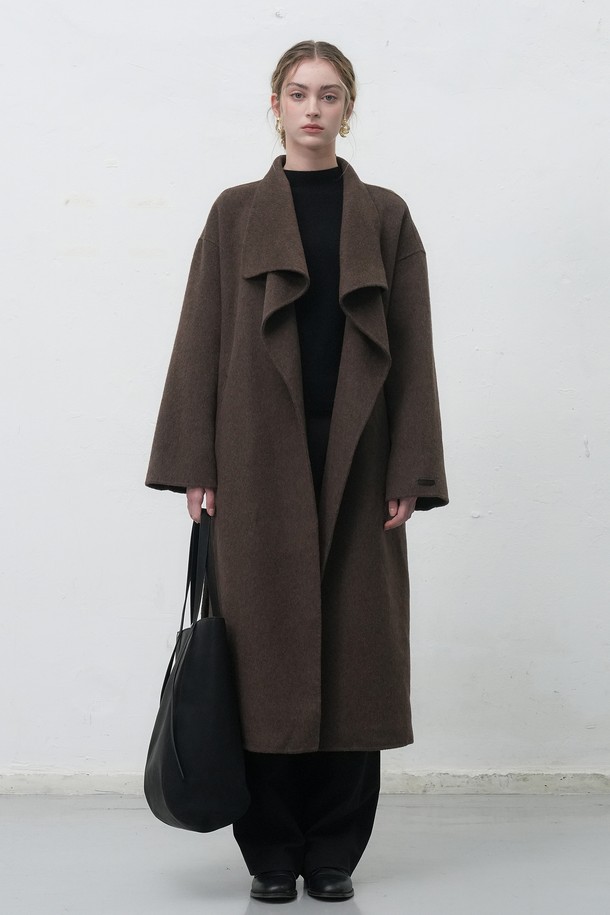 세련된 **[25FW] WOMAN 핸드메이드 숄카라 롱코트**는 브라운과 차콜 두 가지 색상으로 출시되었습니다. 울, 폴리에스테르, 나일론, 아크릴, 면 혼방 소재로 제작되어 부드러운 촉감과 두꺼운 두께로 겨울과 봄에 따뜻하게 착용할 수 있습니다. 숄카라 디자인과 루즈핏으로 클래식하면서도 스타일리시한 무드를 연출하며, 벨트 탈부착이 가능하여 다양한 스타일을 소화할 수 있습니다. 롱 기장과 긴 소매가 특징이며, 로고 엠보싱 가죽 패치 디테일이 고급스러움을 더합니다. 출근룩, 모임룩, 데이트룩 등 다채로운 TPO에 맞춰 클래식, 미니멀, 시크 스타일을 연출해보세요.
