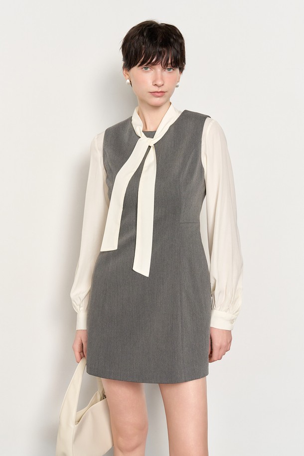 [25SS] WOMAN 미니멀 미니 원피스 [CHARCOAL]는 여성용 미니멀 디자인 원피스입니다. 차콜 컬러의 무지 원피스로, A라인 치마핏과 리본넥 디테일이 특징입니다. 봄, 여름 시즌에 어울리는 긴 소매 디자인으로, 데이트룩, 카페룩, 모임룩 등 다양한 TPO에 활용하기 좋습니다. 스타일은 미니멀, 클래식, 시크이며 모델은 S 사이즈를 착용했습니다.
