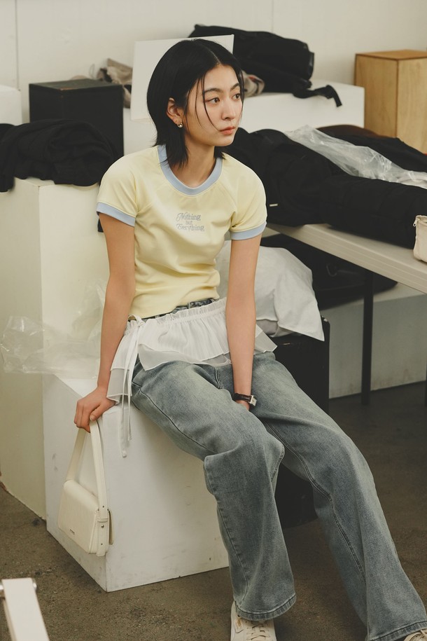 [25SS] WOMAN 래글런 크롭 링거 티셔츠 [LEMON]는 산뜻한 레몬 색상과 라이트 블루 색상으로 출시된 여성용 티셔츠입니다. 면과 스판덱스의 혼방 소재로 제작되어 신축성 있는 착용감을 제공하며, 캐주얼한 스타일을 연출합니다. 래글런 소매 디자인과 실버 로고 리벳 장식이 특징이며, 슬림핏 크롭 기장으로 트렌디함을 더했습니다. 봄, 여름 시즌에 적합하며, 라운드넥에 긴 소매 기장으로 편안하게 착용할 수 있습니다. 25SS 시즌의 자수 및 로고 패턴으로 포인트를 준 제품입니다.
