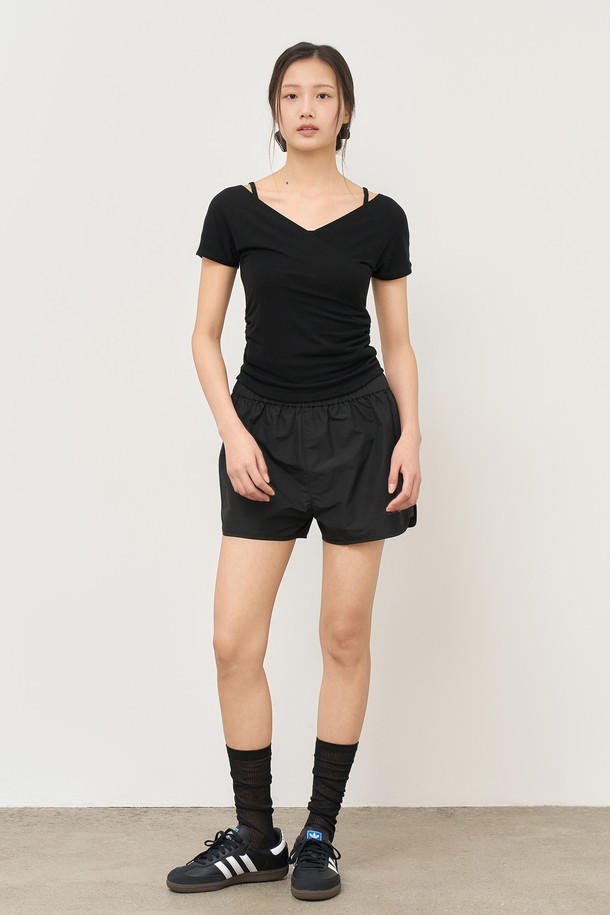 GENERAL IDEA - 반소매 티셔츠 - [25SS] WOMAN 아세테이트 브이넥 셔링 반팔티 [BLACK] / WBE2L01532