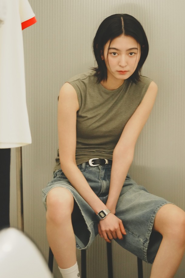 GENERAL IDEA - 민소매티셔츠 - [25SS] WOMAN 아세테이트 크루넥 슬리브리스 [ASH KHAKI] / WBE2L01533