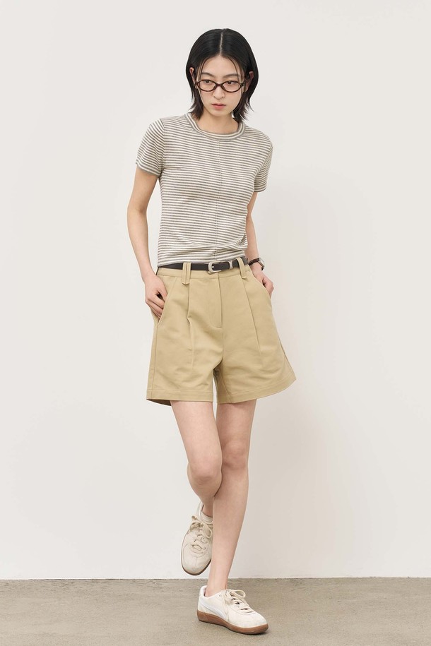 [25SS] WOMAN 코튼 핀턱 쇼츠 [BEIGE] (우먼 코튼 핀턱 쇼츠 [베이지])는 미니멀하고 클래식한 스타일의 여성용 쇼츠입니다. 부드러운 면 소재에 핀턱 디테일을 더해 세련된 실루엣을 연출하며, 얇은 두께감으로 봄, 여름 시즌에 시원하게 착용할 수 있습니다. 유니크한 벨트 고리와 뒤 포켓의 자개 로고 리벳이 포인트이며, 화이트 컬러는 약간의 비침이 있을 수 있습니다. 스탠다드핏으로 편안하게 착용 가능하며, 데이트룩, 카페룩, 쇼핑룩 등 다양한 TPO에 활용하기 좋습니다.
