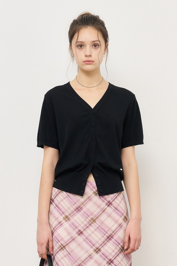 [25SS] WOMAN 텐셀 이지 하프 가디건 [블랙]은 부드러운 텐셀 소재로 제작되어 얇고 시원한 착용감을 선사합니다. 베이직한 디자인의 블랙 컬러 하프 기장 가디건으로, 봄, 여름 시즌 일상복으로 활용하기 좋습니다. 반소매 디자인과 레귤러 핏으로 편안하게 착용할 수 있으며, V넥 라인이 세련된 느낌을 더합니다. 미니멀, 캐주얼, 클래식 스타일을 모두 소화할 수 있는 이지웨어입니다.
