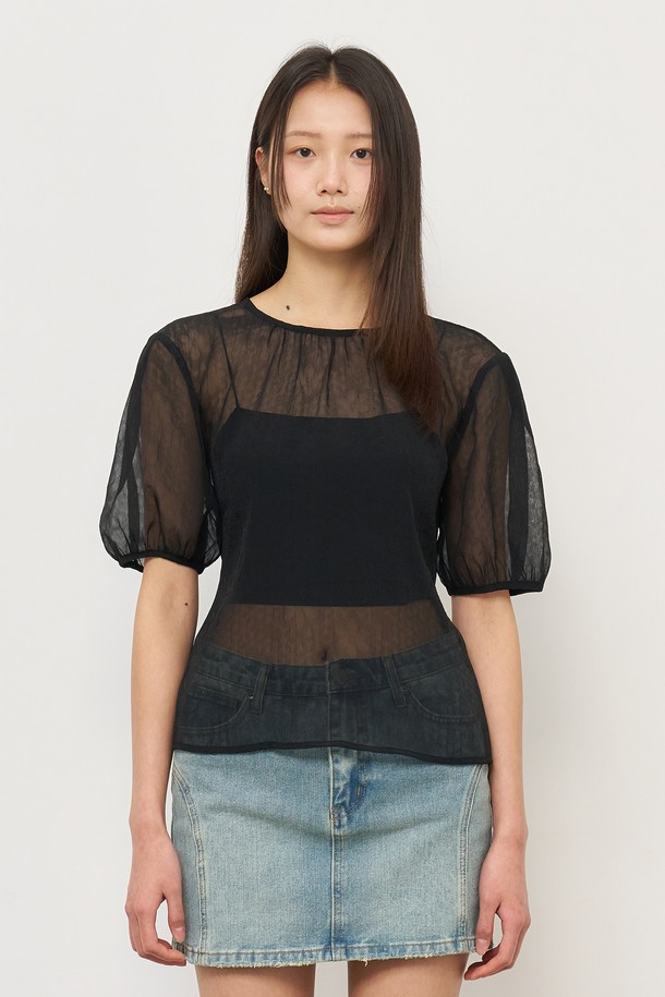 여성스러운 무드의 시스루 플라워 스카프 블라우스입니다. 얇고 부드러운 시폰 소재에 라운드넥 디자인으로, 봄과 여름에 시원하게 착용하기 좋습니다. 블랙 컬러에 플라워 디테일이 더해져 페미닌한 분위기를 연출하며, 데일리룩에 포인트를 더해줍니다.
