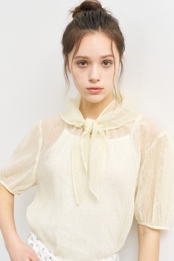 "WOMAN 시스루 플라워 스카프 블라우스"는 페미닌하고 엘레강스한 무드를 연출하는 여성 블라우스입니다. 은은하게 비치는 시스루 소재에 플라워 자카드 패턴이 더해져 로맨틱한 분위기를 자아내며, 스카프 세트와 루즈핏 디자인으로 편안하면서도 세련된 스타일을 완성합니다. 크림, 스카이블루, 블랙 3가지 컬러로 출시되었으며, 봄, 여름, 가을에 데일리하게 착용하기 좋습니다.
