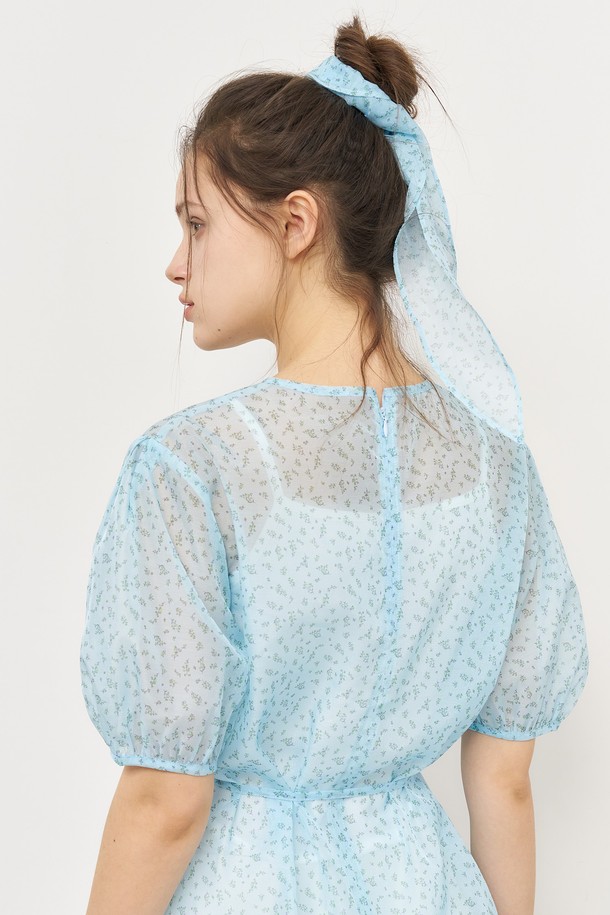 "WOMAN 시스루 플라워 스카프 블라우스 [3COL] / WBE2L03528"는 여성스러운 무드의 플라워 패턴이 돋보이는 블라우스입니다. 시스루 소재와 볼륨 소매 디자인으로 은은한 여성스러움을 강조하며, 스카프와 벨트 세트 구성으로 다양한 스타일 연출이 가능합니다. 크림, 스카이블루, 블랙 3가지 컬러로 출시되어 봄, 여름, 가을 데일리 및 캐주얼 룩에 활용하기 좋습니다.
