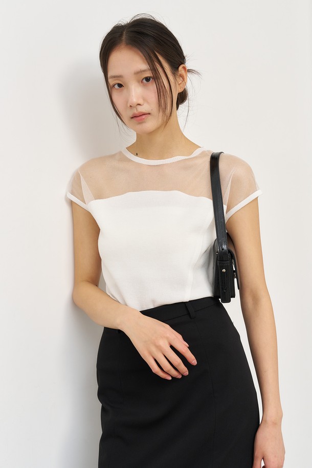 WOMAN 시스루 슬릿 니트 풀오버 [2COL]는 페미닌하고 모던한 스타일을 연출하는 여성 의류입니다. 얇은 두께감의 레이온, 폴리에스테르, 린넨 혼방 소재로 제작되어 부드러운 촉감을 선사하며, 시스루 디자인과 슬릿 디테일이 특징입니다. 민소매 디자인과 라운드넥으로 시원함을 더하고, 슬림핏으로 여성스러운 실루엣을 강조합니다. 데이트룩, 카페룩, 여행룩 등 다양한 TPO에 활용 가능하며, 미니멀, 로맨틱, 클래식 스타일을 즐기는 분들께 추천합니다. 블랙과 화이트 두 가지 색상으로 만나보세요.
