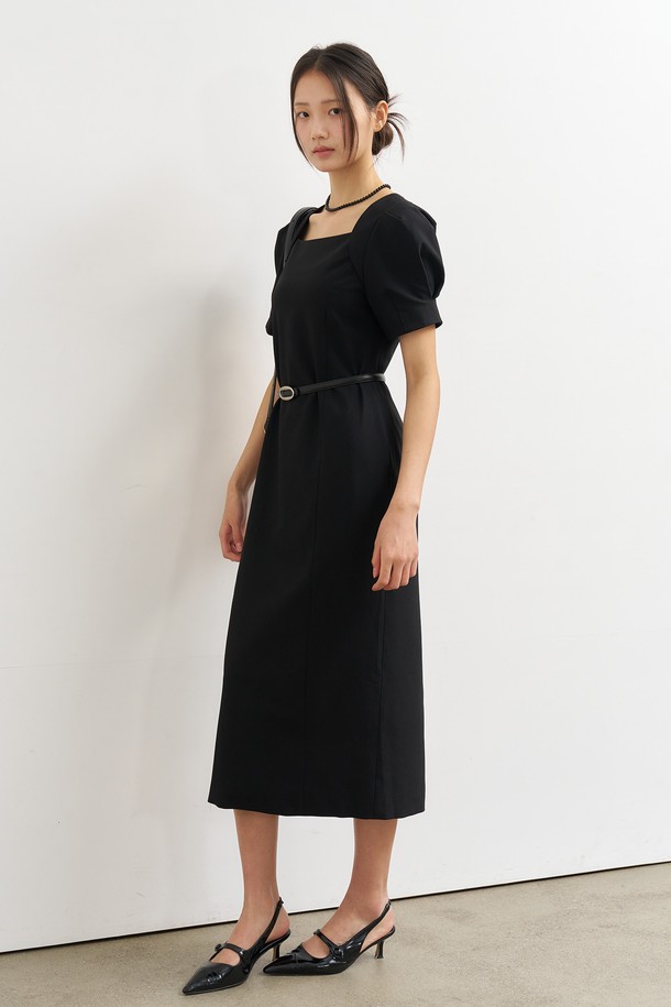 WOMAN(우먼) 볼레로 슬리브 롱 원피스 [2COL]는 여성스러움과 우아함을 동시에 선사하는 롱 원피스입니다. 민트와 블랙 두 가지 색상으로 출시되었으며, 봄, 여름에 착용하기 좋습니다. 볼륨 슬리브 디자인과 허리 라인 강조로 슬림핏을 연출하며, 스퀘어넥 디자인이 세련된 느낌을 더합니다. 신축성 있는 폴리에스테르와 폴리우레탄 혼방 소재로 편안한 착용감을 제공하며, 데이트룩, 모임룩, 소개팅룩 등 다양한 TPO에 활용 가능합니다. 클래식, 미니멀, 로맨틱 스타일을 즐기는 여성에게 추천합니다.
