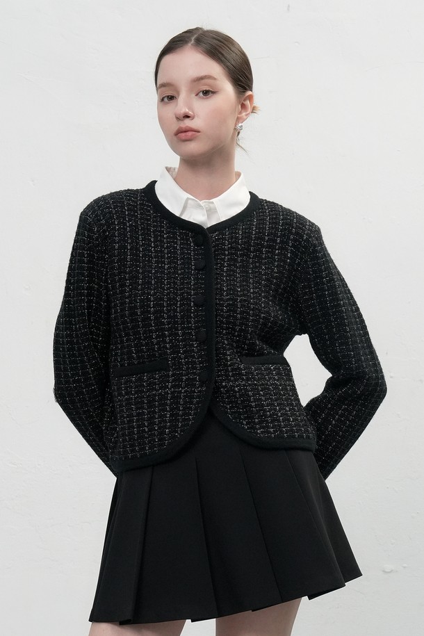 25FW WOMAN 뉴클래식 트위드 재킷은 가을과 겨울 시즌, 여성 고객을 위해 디자인된 클래식하고 우아한 무드의 아우터입니다. 블랙 컬러의 트위드 소재로 제작되었으며, 크롭 기장과 싱글 버튼 여밈, 레귤러 핏으로 세련된 실루엣을 연출합니다. 칼라 디테일이 특징이며, 데이트룩, 오피스룩, 모임룩 등 다양한 TPO에 활용 가능합니다. 미니멀하고 시크한 스타일을 선호하는 고객에게 적합하며, 뻣뻣한 촉감과 두꺼운 두께감으로 고급스러운 분위기를 더합니다.
