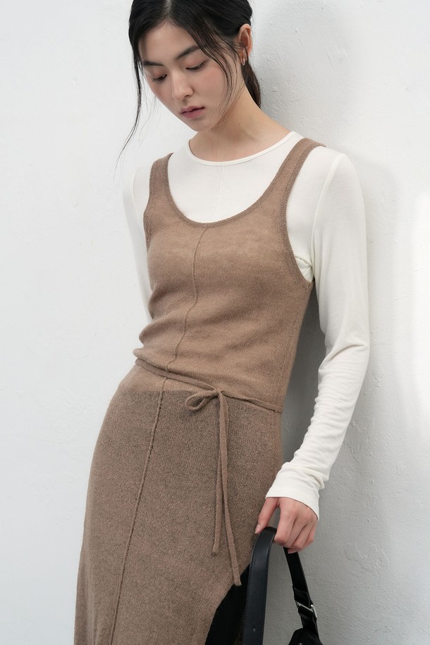 "[25FW] 우먼 울 시스루 레이어드 원피스 [3COL]"는 부드러운 울 소재로 제작된 여성용 레이어드 원피스입니다. 가을과 겨울에 어울리는 얇은 두께감과 긴 소매 기장으로, 시스루 디테일이 은은한 포인트를 더합니다. 미니멀하고 베이직한 스타일로, A라인 치마 핏과 라운드넥 디자인이 특징입니다. 브라운, 화이트, 블랙 세 가지 색상으로 출시되어, 겨울 데일리룩에 클래식한 무드를 연출하기 좋습니다. 루즈핏으로 편안하게 착용할 수 있으며, 부드러운 촉감이 특징입니다.
