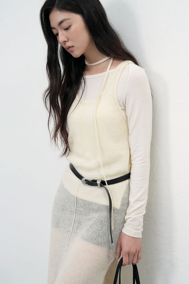 [25FW] 우먼 울 시스루 레이어드 원피스는 가을, 겨울 시즌을 위한 여성용 원피스입니다. 모던하고 미니멀한 스타일로, 일상, 데이트룩, 모임룩, 겨울 데일리룩에 모두 잘 어울립니다. 울 소재의 부드러운 촉감과 얇은 두께감, H라인의 레귤러핏으로 편안한 착용감을 선사합니다. 시스루 소재와 레이어드 디자인이 특징이며, 라운드넥과 긴소매로 클래식, 미니멀, 시크한 스타일을 연출할 수 있습니다. 3가지 색상으로 출시되었습니다.
